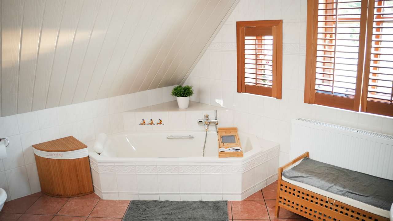 WOHNEN WIE IM URLAUB - EINFAMILIENHAUS MIT SCHÖNEM GARTEN; TEICH UND WHIRLPOOL IN SCHORTENS